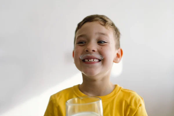 Милый Мальчик Пьет Кефир Молоко Забавный Портрет Мальчика Молочными Усами — стоковое фото