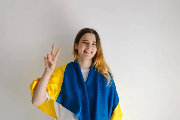 Fröhliches Ukrainisches Mädchen Das Ein Zeichen Des Friedens Oder Sieges — Stockfoto