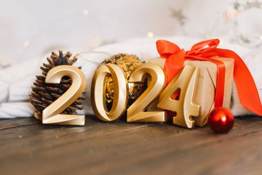 Mutlu yıllar 2024. Noel ağacı, koni ve Noel süslemeleri olan bir Noel arkaplanı. Noel bayramı kutlaması. Yeni yıl konsepti.