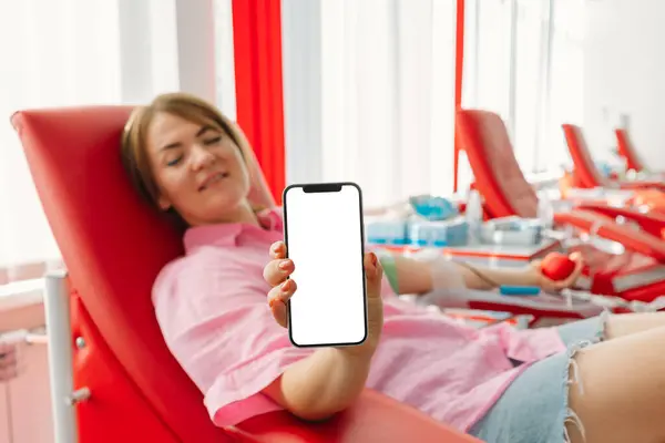 Donasi Darah Tutup Tangan Wanita Memegang Smartphone Dengan Layar Kosong — Stok Foto