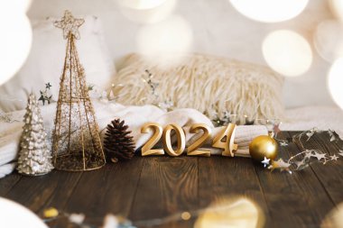 Mutlu yıllar 2024. Noel ağacı, koni ve Noel süslemeleri olan bir Noel arkaplanı. Noel bayramı kutlaması. Yeni yıl konsepti.