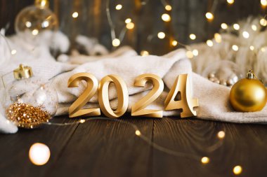 Mutlu yıllar 2024. Noel ağacı, koni ve Noel süslemeleri olan bir Noel arkaplanı. Noel bayramı kutlaması. Yeni yıl konsepti.