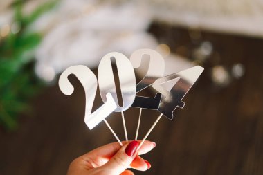 Mutlu yıllar 2024. Noel ağacı ve Noel süslemeleri olan bir Noel arkaplanı. Noel bayramı kutlaması. Yeni yıl konsepti..