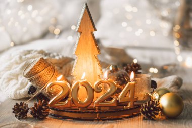 Mutlu yıllar 2024. Noel ağacı, koni ve Noel süslemeleri olan bir Noel arkaplanı. Noel bayramı kutlaması. Yeni yıl konsepti.
