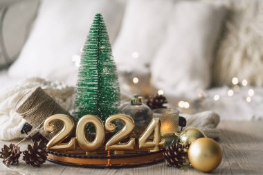 Mutlu yıllar 2024. Noel ağacı, koni ve Noel süslemeleri olan bir Noel arkaplanı. Noel bayramı kutlaması. Yeni yıl konsepti.