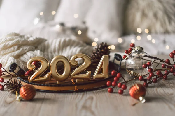 Frohes Neues Jahr 2024 Weihnachten Hintergrund Mit Christbaum Zapfen Und lizenzfreie Stockbilder
