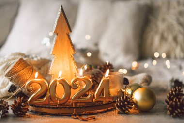 Mutlu yıllar 2024. Noel ağacı, koni ve Noel süslemeleri olan bir Noel arkaplanı. Noel bayramı kutlaması. Yeni yıl konsepti.