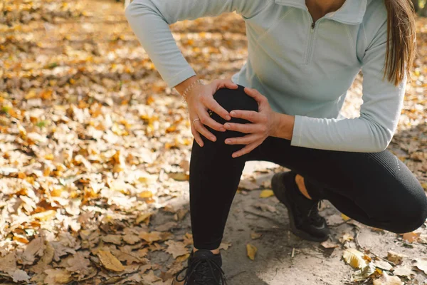 Gadis Itu Menderita Sakit Kejang Keseleo Keseleo Lutut Selama Pelatihan — Stok Foto