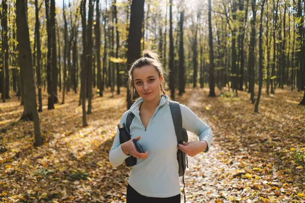 Seorang Gadis Dengan Pakaian Hangat Berjalan Melalui Hutan Musim Gugur — Stok Foto