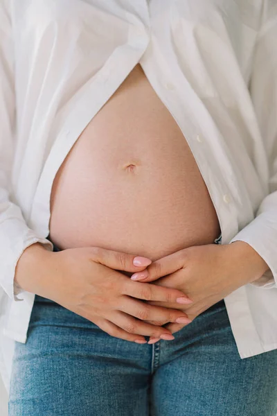 妊婦のベリー 妊娠した女性の腹を閉じます 新生児を待っている女性 妊娠中の女性が屋内で彼女の腹に触れる ストックフォト