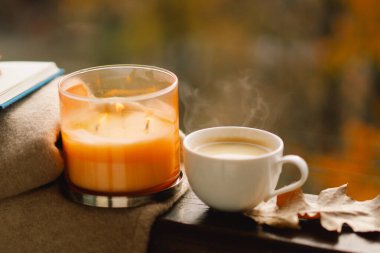 Güzel evim. Evdeki ahşap penceredeki hayat ayrıntıları. Süveter, mum, sıcak kahve ve sonbahar dekoru. Sonbahar evi dekorasyonu. Samimi düşüş havası. Sıcak sonbahar ya da kış konsepti.