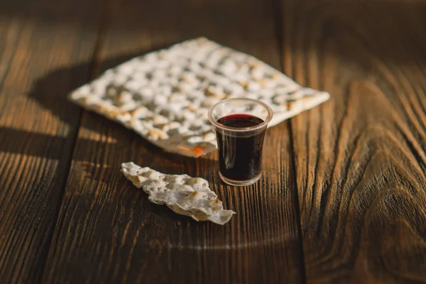 コミュニオン パンを壊すという宗教的伝統 キリストの犠牲の記憶のしるしとしてのパンとワイン ストック画像