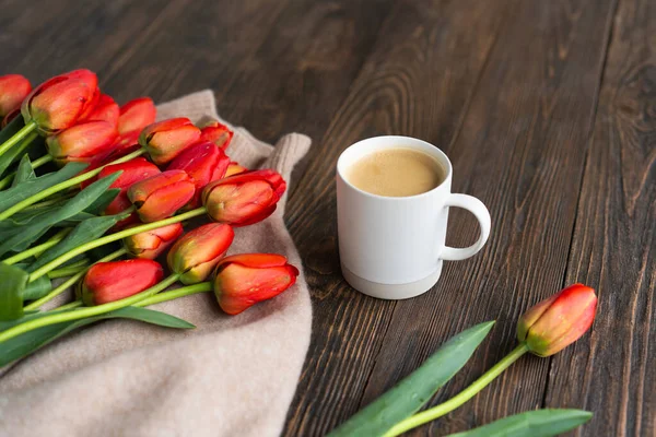 Taze turuncu laleler ve bahar kompozisyonlu kapuçino kupası. Sevgililer Günü, Kadınlar Günü ve Anneler Günü için fotokopi alanı olan tebrik kartı..