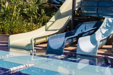 Su kaydırağıyla mavi yüzme havuzu. Yaz su kayakları