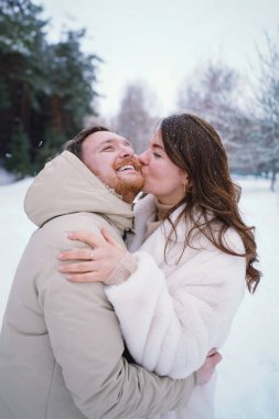Karlı bir kış tarlasında sevgi dolu bir çift. Birlikte mutluyuz. Sevgililer Günün kutlu olsun.