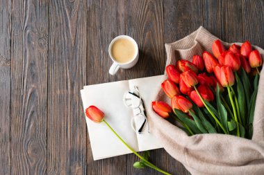 Açık kitaplı taze turuncu laleler ya da ahşap arka planda günlük. İlkbahar