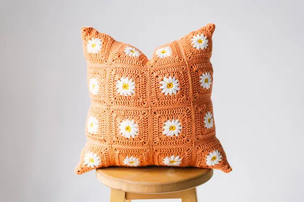 Beautiful Orange Handmade Knitted Pillow — Stock Photo, Image