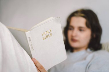 Bir Hıristiyan İncil okur ve kahve içer. Tapınakta İncil 'i okuyorum. İnanç, maneviyat ve din kavramı. Barış, umut, rüyalar konsepti