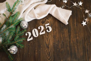 Mutlu yıllar 2025. Noel ağacı ve Noel süslemeleri olan bir Noel arkaplanı. Noel bayramı kutlaması. Yeni yıl konsepti..