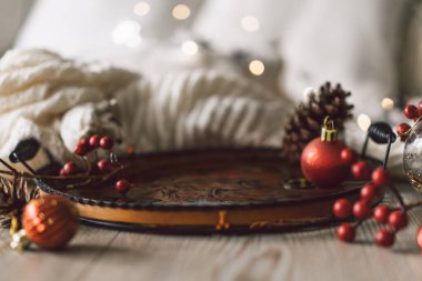 Noel arkaplanı köknar ağacı, koni ve Noel süslemeleri. Noel bayramı kutlaması. Yeni yıl konsepti.