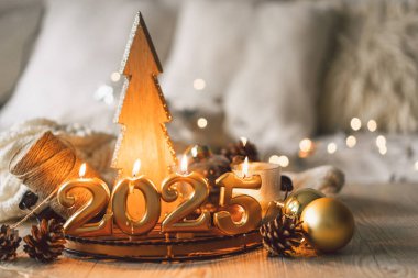 Anlaşmada 2025 'i temsil eden altın rakamlar, yanan mumlar ve Noel dekoru yer alıyor. Yeni yıl kutlamaları için mükemmel bir ortam yaratıyor..