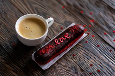 Bir fincan kahvenin yanında sevilmeye hazır, nefis çikolatalı ekler. Romantik bir jest. Sevgililer Günün kutlu olsun..