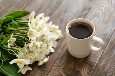 Pencere kenarında güzel bir yaz, sakin bir hayat. Bir buket beyaz çiçek Helleborus ve sıcak bir evin pencere eşiğinde bir kitap..