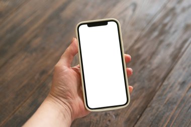 Ahşap arka planda beyaz ekranlı telefon. Telefondaki boş ekran.