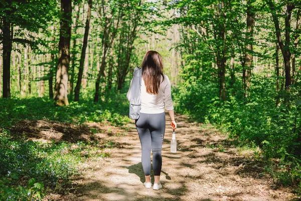 Dışarıda spor yapan hamile bir kadın. Hamile kadınlar için nefes alma ve zindelik. Sağlıklı yaşam tarzı kavramı