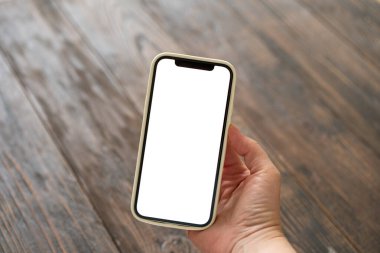 Ahşap arka planda beyaz ekranlı telefon. Telefondaki boş ekran.