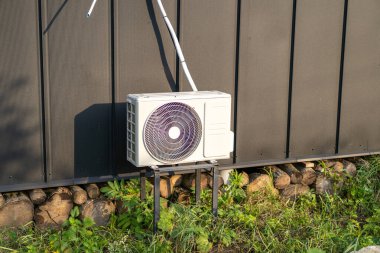 Bir kaide üzerine hava kompresörü kurulumu.