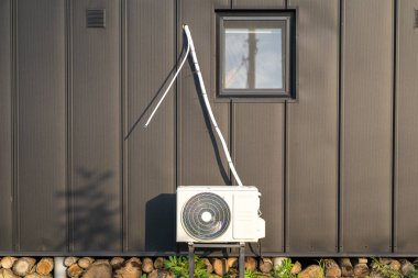 Bir kaide üzerine hava kompresörü kurulumu.