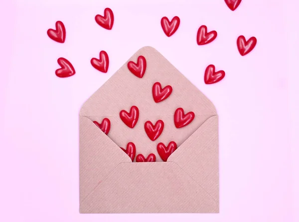 Kuvert Och Röda Hjärtan Rosa Bakgrund Alla Hjärtans Dag Kärlek — Stockfoto