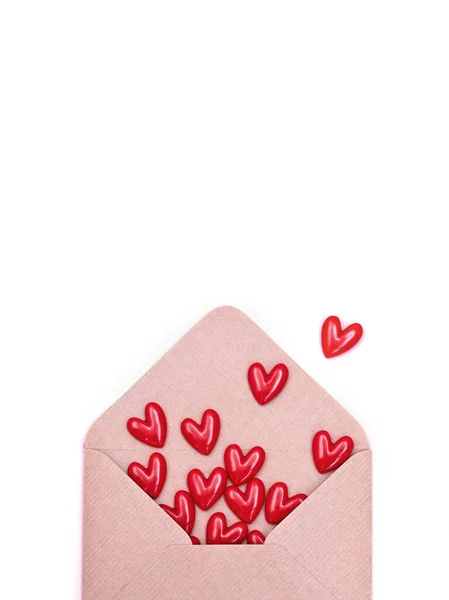 Umschlag Und Rote Herzen Auf Rosa Hintergrund Valentinstag Liebe Jubiläumskonzept — Stockfoto