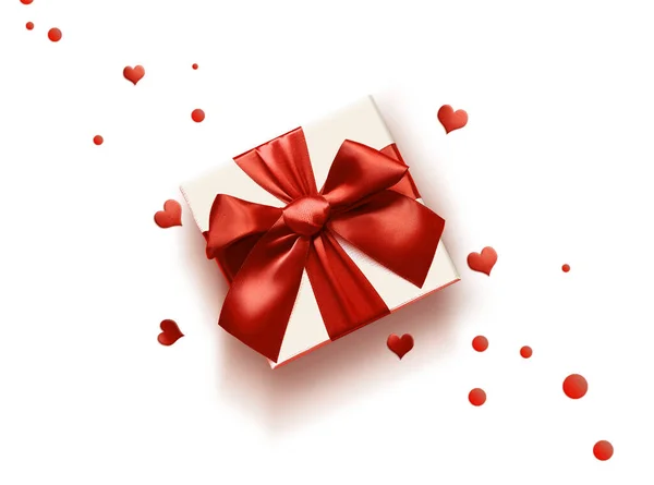 バレンタインの日の装飾の写真赤いリボンの弓と空のスペースと隔離された白い背景に小さな心の白いギフトボックス — ストック写真