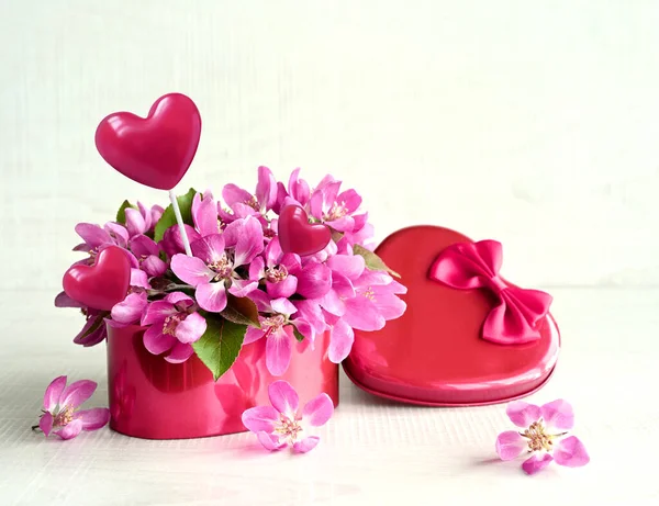 Saint Valentin Fleurs Roses Dans Une Boîte Rouge Forme Coeur — Photo