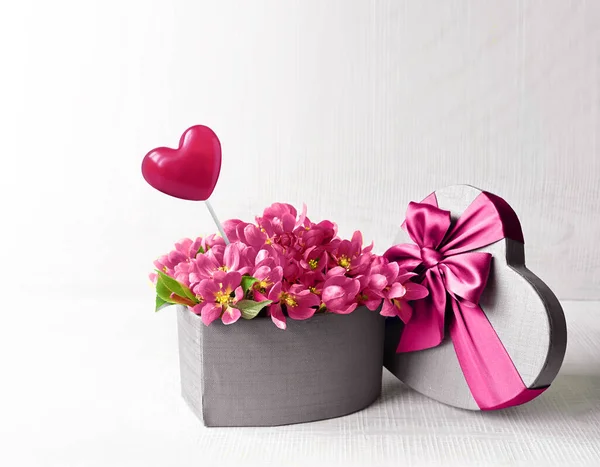 情人节 粉红的花在一个红色的盒子里 在白色的背景上以心形出现 放假时送给女人的礼物 送花的概念 花店和花店 复制空间 — 图库照片