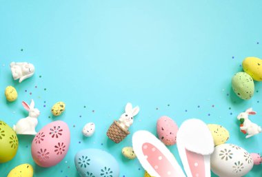 Mavi arka planda Paskalya süslemesi. Tavşan ve yumurta. Üst Manzara. Boşluğu kopyala