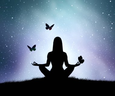 Genç kadın silueti yoga yapıyor ve gece gökyüzü, yıldız ve kelebek ile dağın tepesinde meditasyon yapıyor. Sabahları yoga yapmayı seviyor, bu onu sakinleştiriyor..