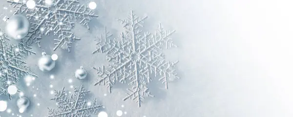 Julens Sammansättning Snöflingor Bollar Vit Snö Bakgrund Jul Vinter Nyårskoncept — Stockfoto