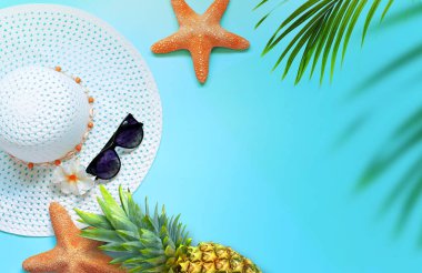 Yaz tasarımı konsepti. Mavi arka planda deniz yıldızı, ananas, şapka, güneş gözlüğü ve palmiye yapraklarıyla üst manzara.