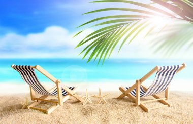 Kumsalda şezlonglar ve avuç içleri. Yaz zamanı. Yaz konsepti.