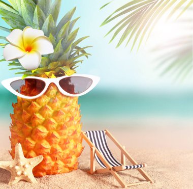 Güneş gözlüklü ananas ve tropik plaj arka planında çiçek. Yaz konsepti.