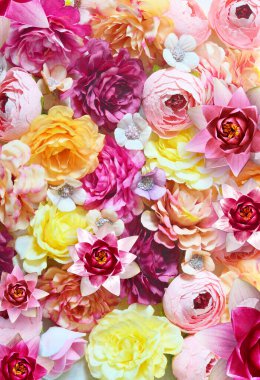 Renkli güller ve küçük beyaz çiçekler. Güzel, tatil ve hediye için iyi. Çiçek deseni.