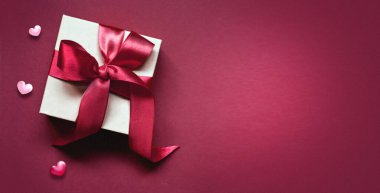 Kırmızı arkaplanda kurdeleli beyaz kağıt kutu, sevgililer günü, metin için boşluk kopyala.