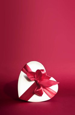 Kırmızı arkaplanda kurdeleli beyaz kağıt kutu, sevgililer günü, metin için boşluk kopyala.