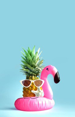 Pembe şişme flamingo ve güneş gözlüklü ananas. Yaz havuzu şamandırası partisi fikri. Yaz konsepti