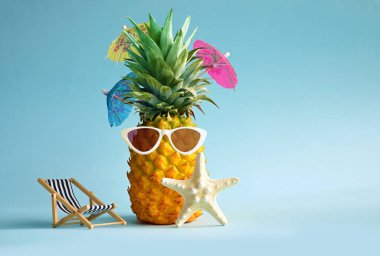 Güneş gözlüklü deniz yıldızı ve ananas. Yaz havuzu şamandırası partisi fikri. Yaz konsepti