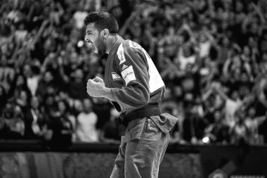Tel Aviv, İsrail 16 Şubat 2021 İsrail judoka Sagi Muki, Dünya Judo Şampiyonası 'ndaki zaferini tezahürat yapan kalabalığın önünde kutluyor.. 