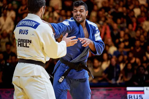 Tel Aviv, İsrail 16 Şubat 2021 İsrail judoka Sagi Muki, Dünya Judo Şampiyonası 'ndaki zaferini tezahürat yapan kalabalığın önünde kutluyor.. 
